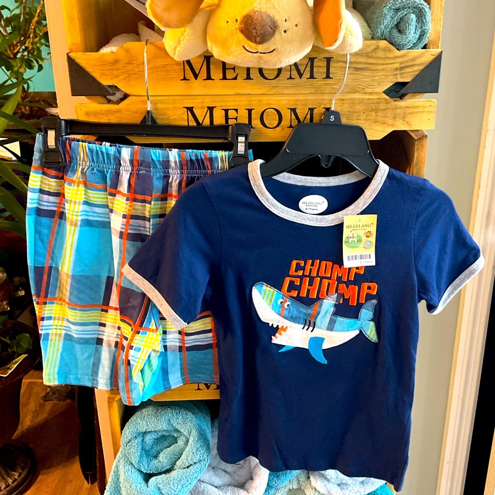 Hileelang boys 2 pc shirt and short outfit size 6/7 color blue and orange plaid